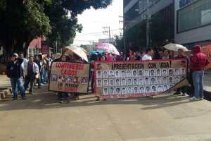 Durante la manifestaci�n, los maestros exigen la salida de los militares de la entidad, as� como la 