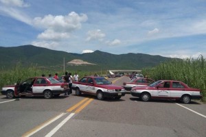 En ambos flancos donde est�n concentrados los integrantes de la Secci�n 22 colocaron taxis y otros v