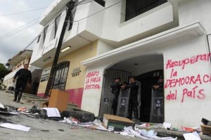 El contingente de la Polic�a Federal se abri� paso por el plant�n que ocup� tres cuadras