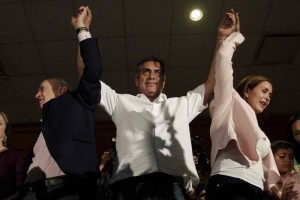 EL candidato independiente habl� desde su b�nker en Convex, acompa�ado por su esposa, sus hijos y Fe