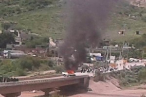 Luego del enfrentamiento, los manifestantes intentaron tomar de nueva cuenta la gasolinera y chocaro