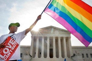arlos McKnight, de Washington, ondea una bandera a favor del matrimonio gay a las afueras de la Supr