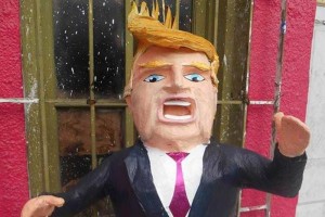 El artesano mexicano Dalton valos Ramrez, present pblicamente una piata que representa a Trump 