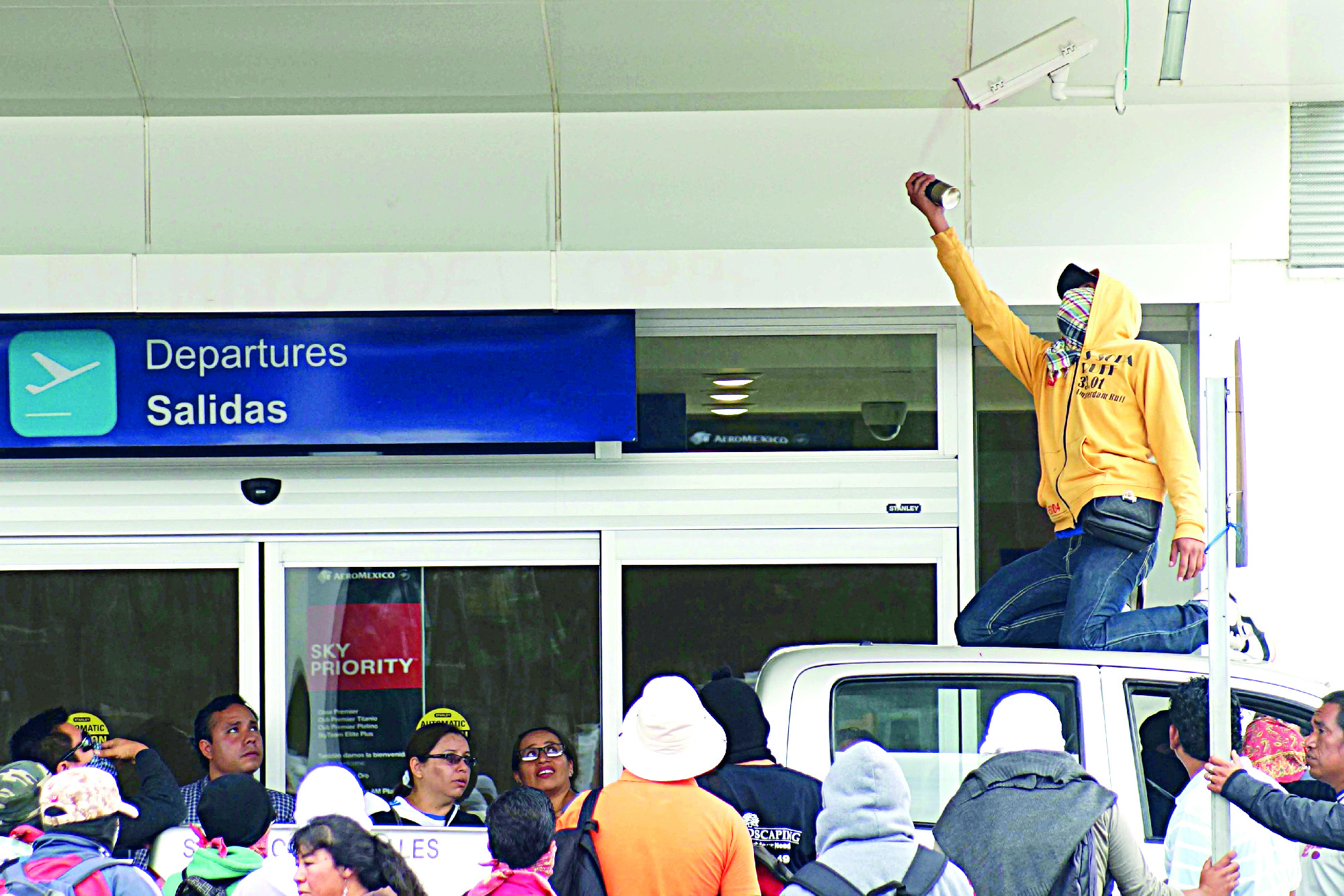 Semiparalizan grupos de la CNTE actividades en Oaxaca