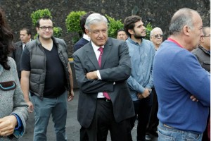 L�pez Obrador lleg� poco despu�s de las 8:20, pero las casillas todav�a no estaban listas por lo que