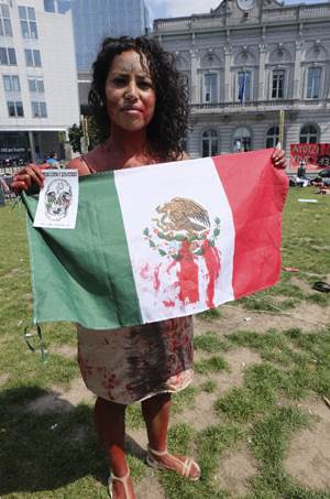 Decenas de integrantes de la organizaci�n Belgicanos mostraron pancartas y profirieron consignas con