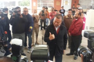 El l�der pri�sta emiti� su voto a las 08:32 horas a la casilla correspondiente a la secci�n electora