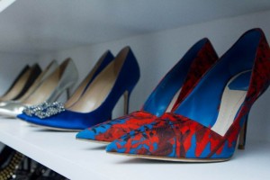 La muestra mezcla desde unas sandalias hechas de oro puro del antiguo Egipto hasta unos zapatos de e