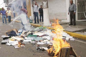 Varios integrantes del SNTE y grupos sociales destruyeron papeler�a y equipo de c�mputo en las ofici