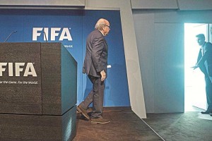 Blatter se va Joseph Blatter present su renuncia ante la FIFA, debido a los graves casos de corrupcin que han si