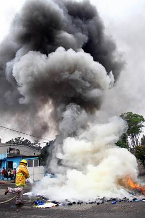 Los maestros de la CNTE prendieron fuego a las instalaciones de los partidos pol�ticos en la capital