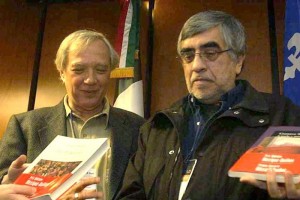 El escritor canadiense Sergio Kokis flanqueando a Gustavo Sainz durante la entrega a los dos escrito